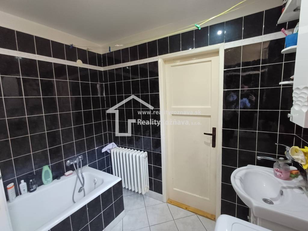 Pekný rodinný dom v obci Plešivec. - 5