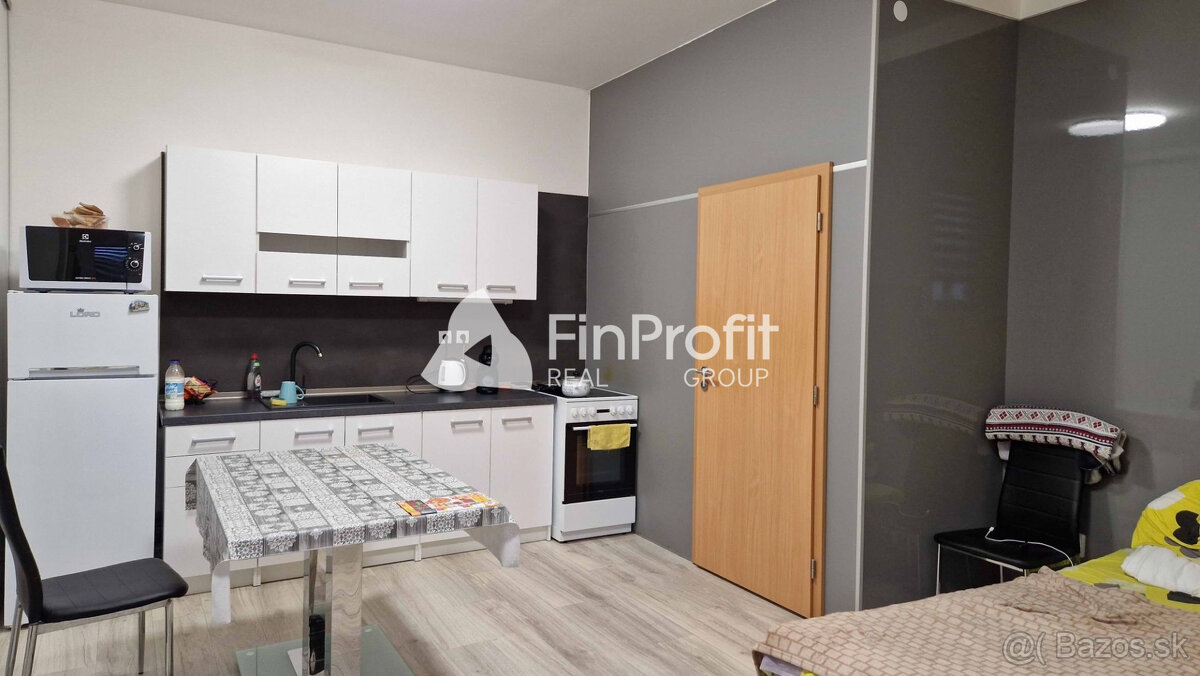 Na predaj veľký polyfunkčný obchodný priestor s rodinným dom - 5