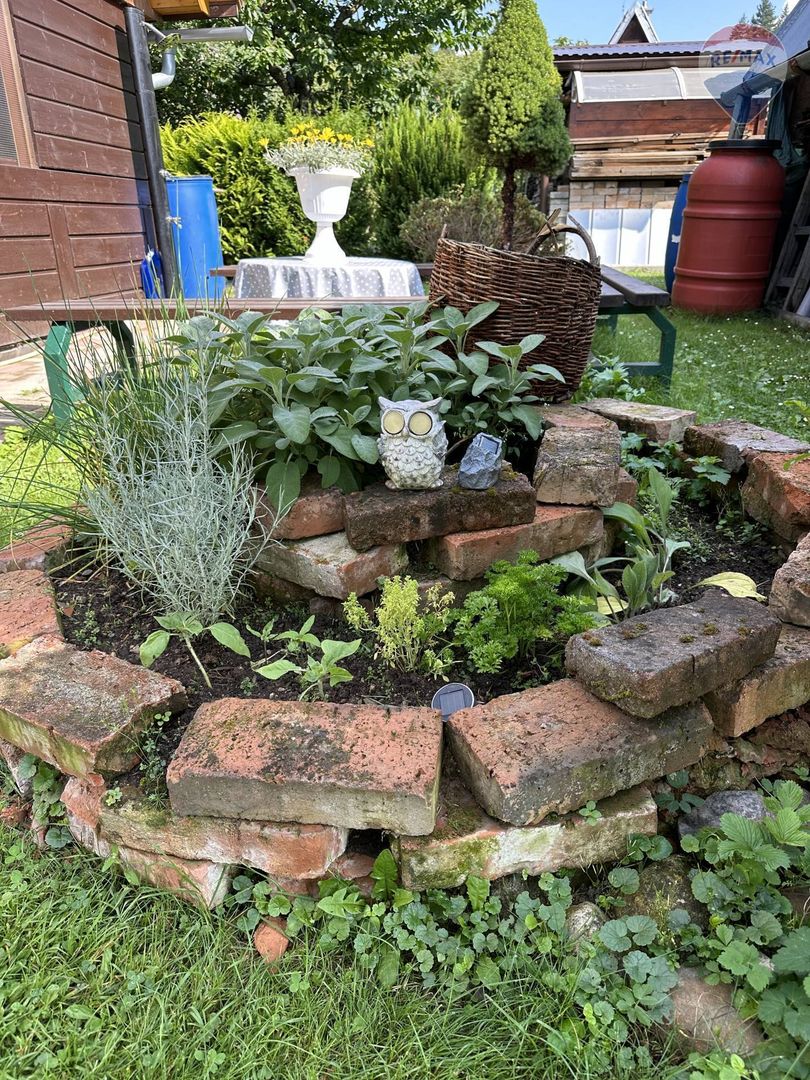 Záhrada s chatou v krásnom prostredí - 5