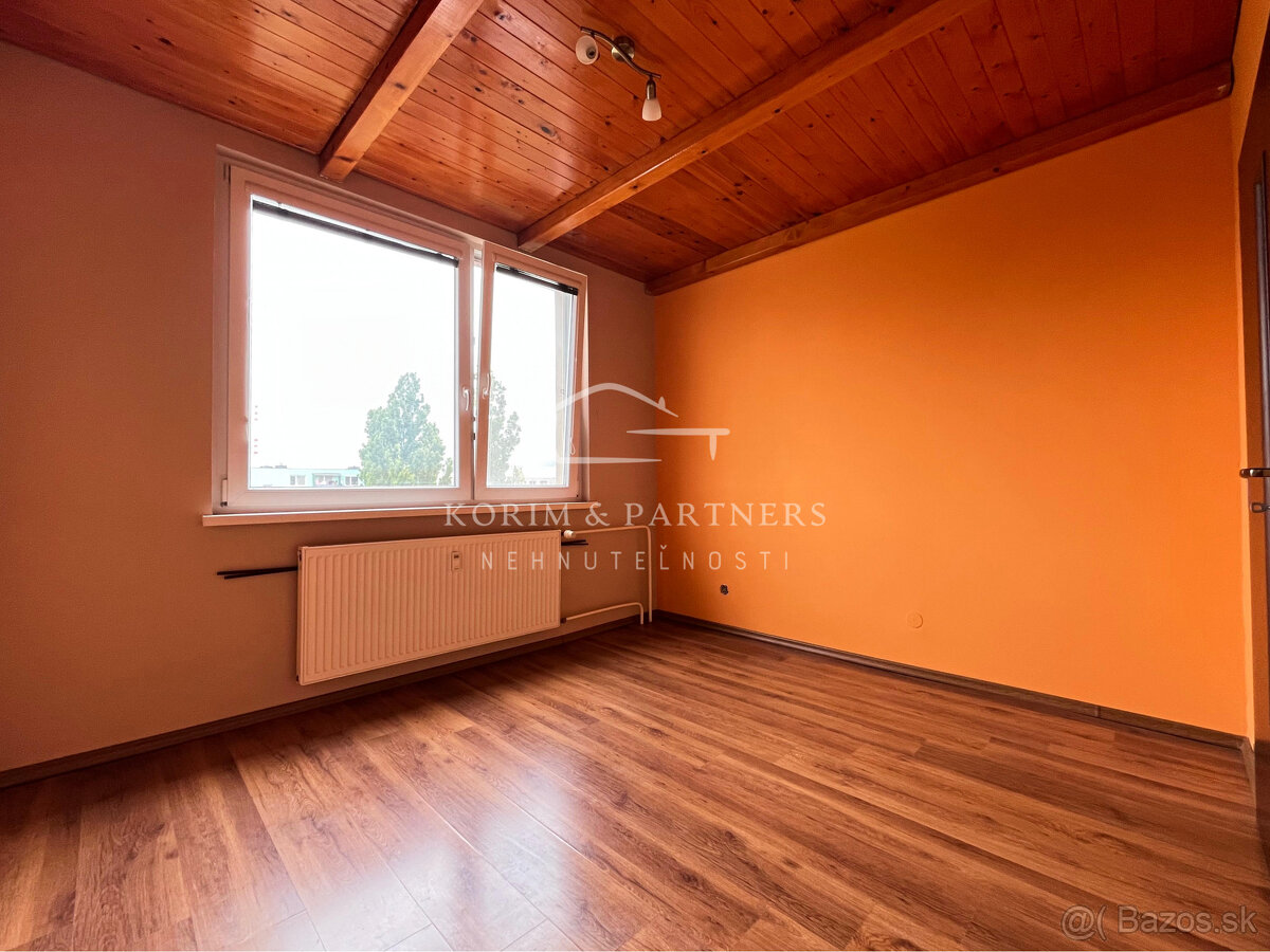 3-izbový byt v skvelej lokalite Komárna s dvomi loggiami a v - 5