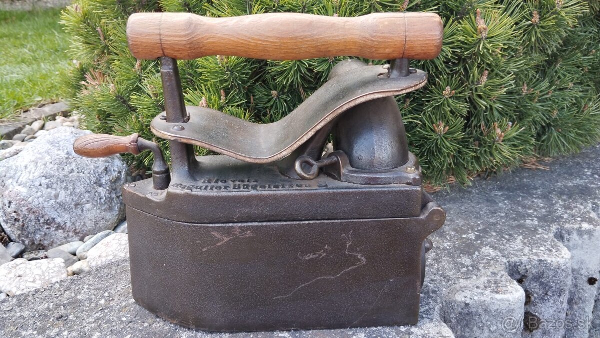 Obrovská komínová velmi stará sbírková žehlička D.R.G.M. - 5