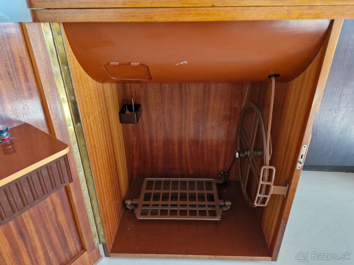 Skrinkový retro šijací stroj LADA - 5