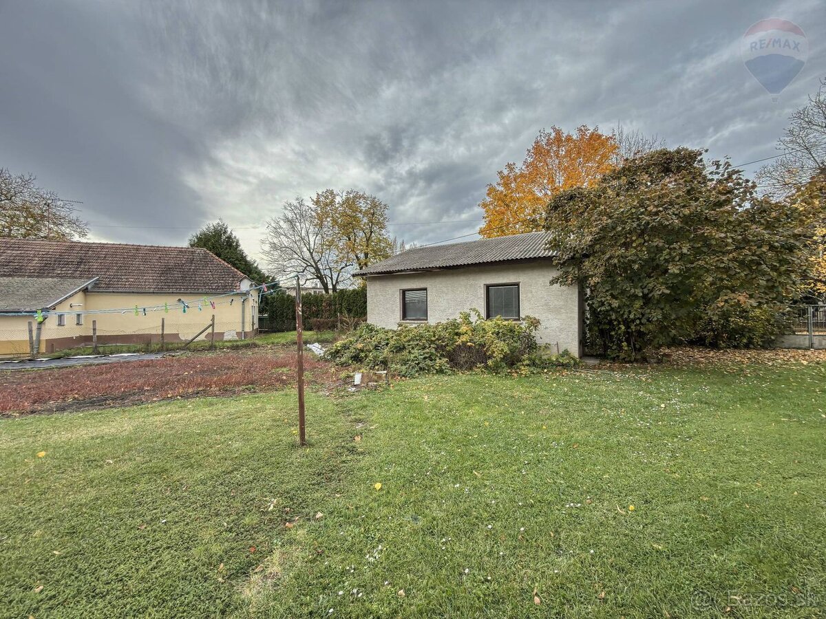 Na predaj priestranný vidiecky rodinný dom v obci Baka, poze - 5