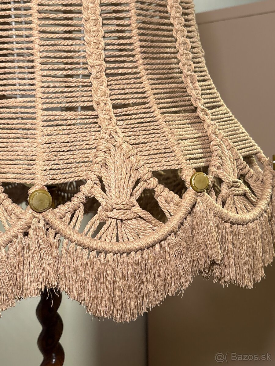 Vintage stojaca lampa – drevený stojan, ručne robené macramé - 5