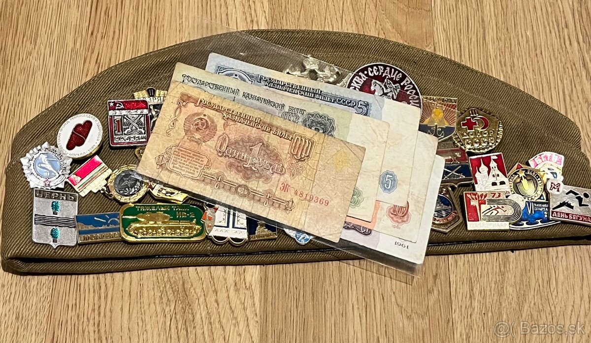 Sovietska vojenská lodička s odznakmi a rubľami - 5