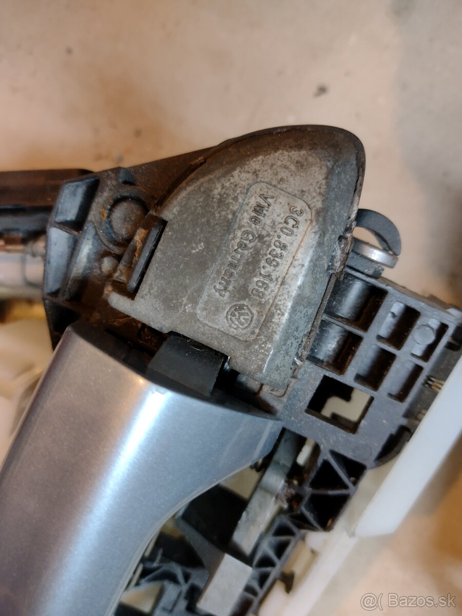 Predám kľučky zadných dverí so zámkami na VW Passat B6 - 5