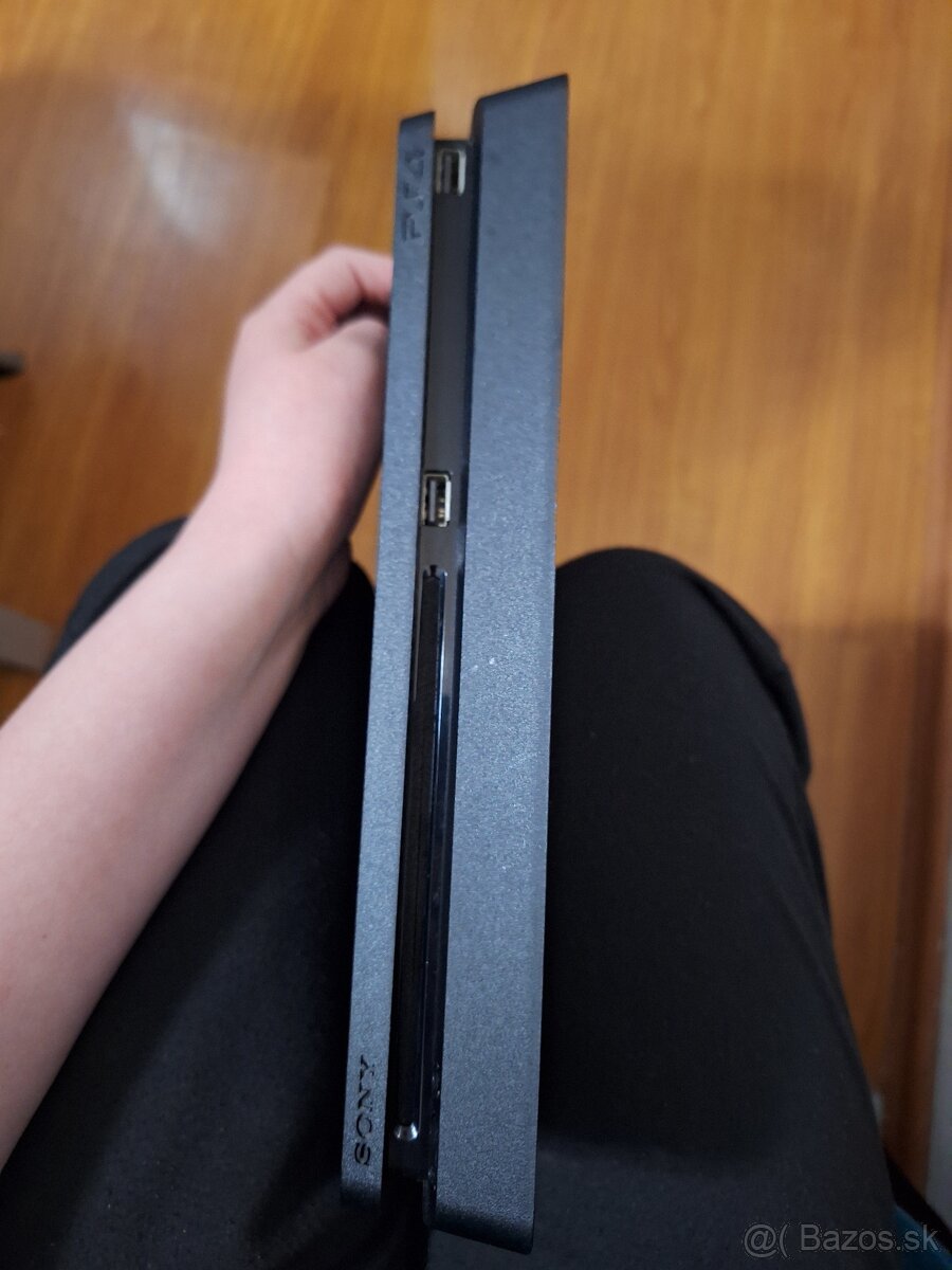 Predám PS4 Slim 512GB + 2 ovládače + 5 hier + stojan - 5