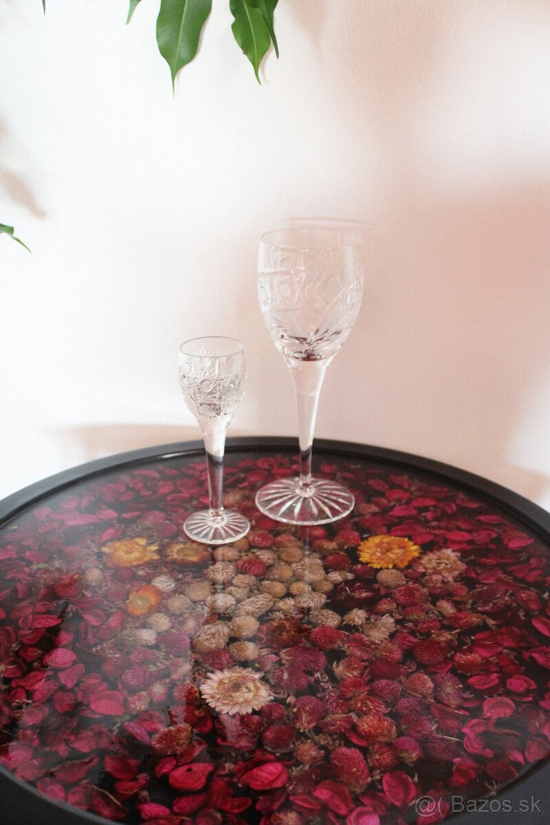 Malý stolík zo živice, ručná výroba - 5