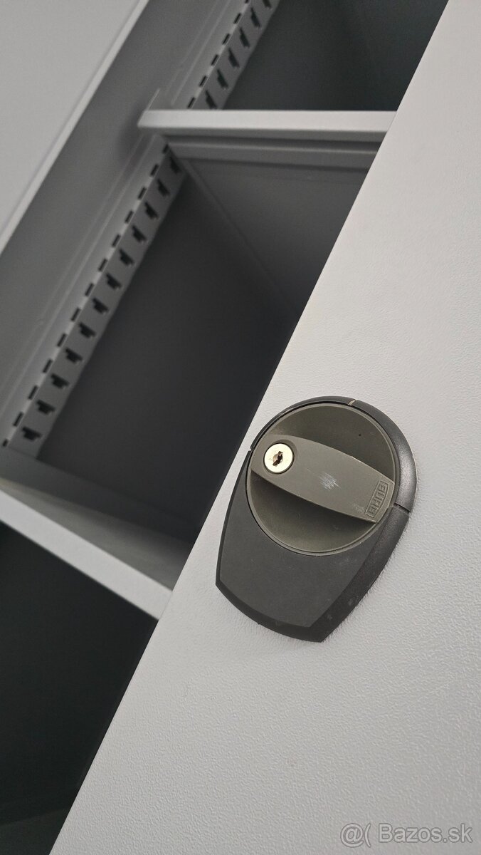 Predám kovovú uzamykateľnú skriňu BURG - 5