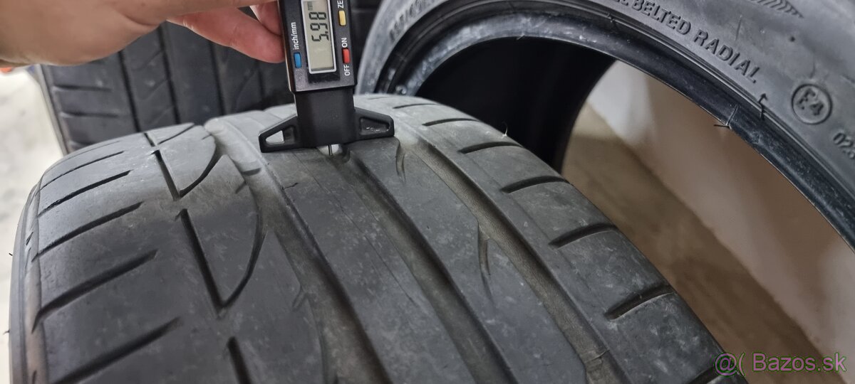 Predám 4xletné pneumatiky Bridgestone 235/40r19 - 5