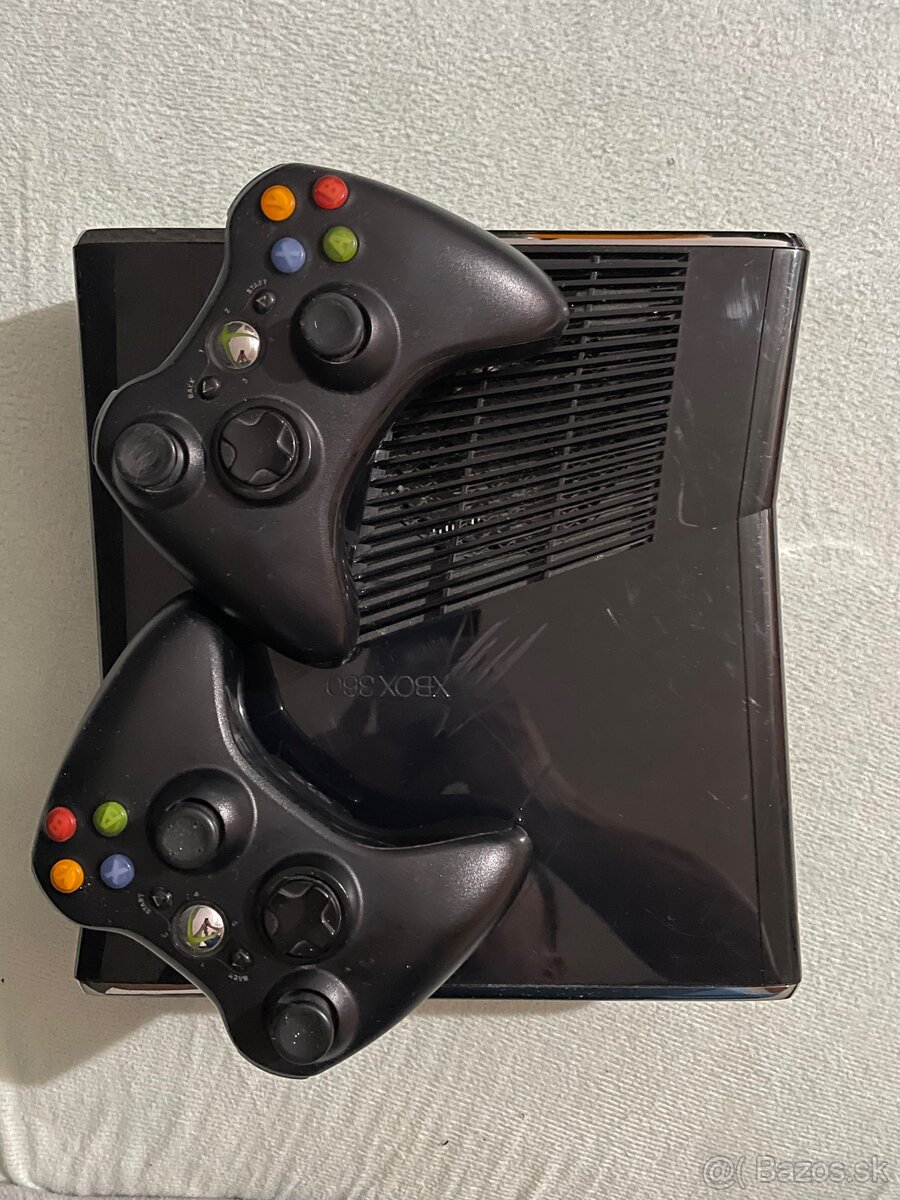 Xbox 360 + 2 ovládače + Kinect + hracia gitara - 5