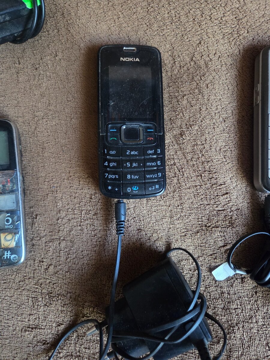 Stare funkcne mobily s nabijackou - 5