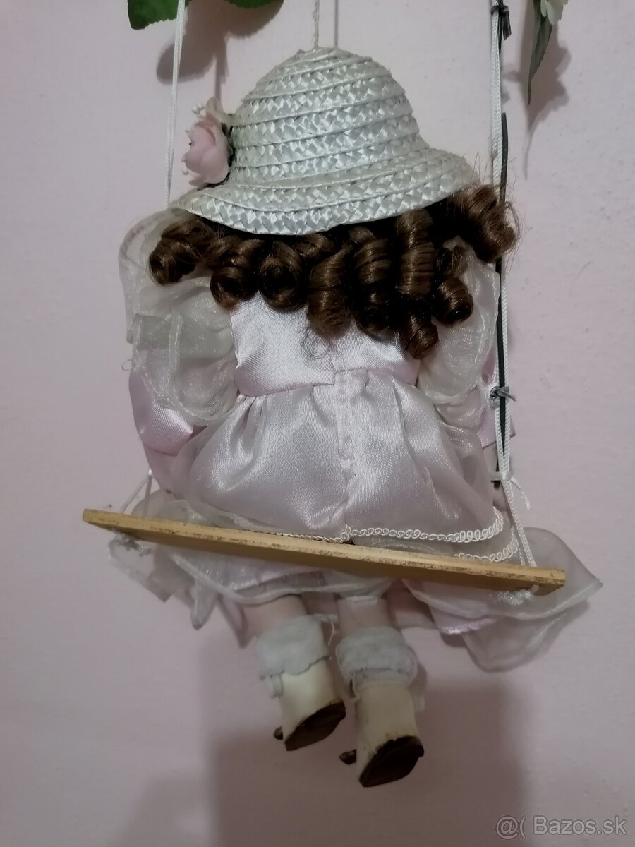 Porcelánová bábika na hojdačke - 5