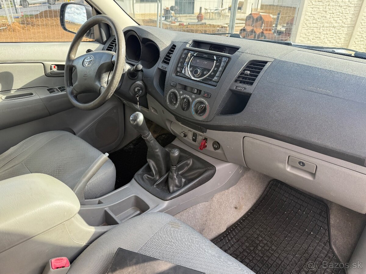 TOYOTA HILUX 2.5D 4X4 + UZÁVIERKA ZAD. DIFERENCIÁLU