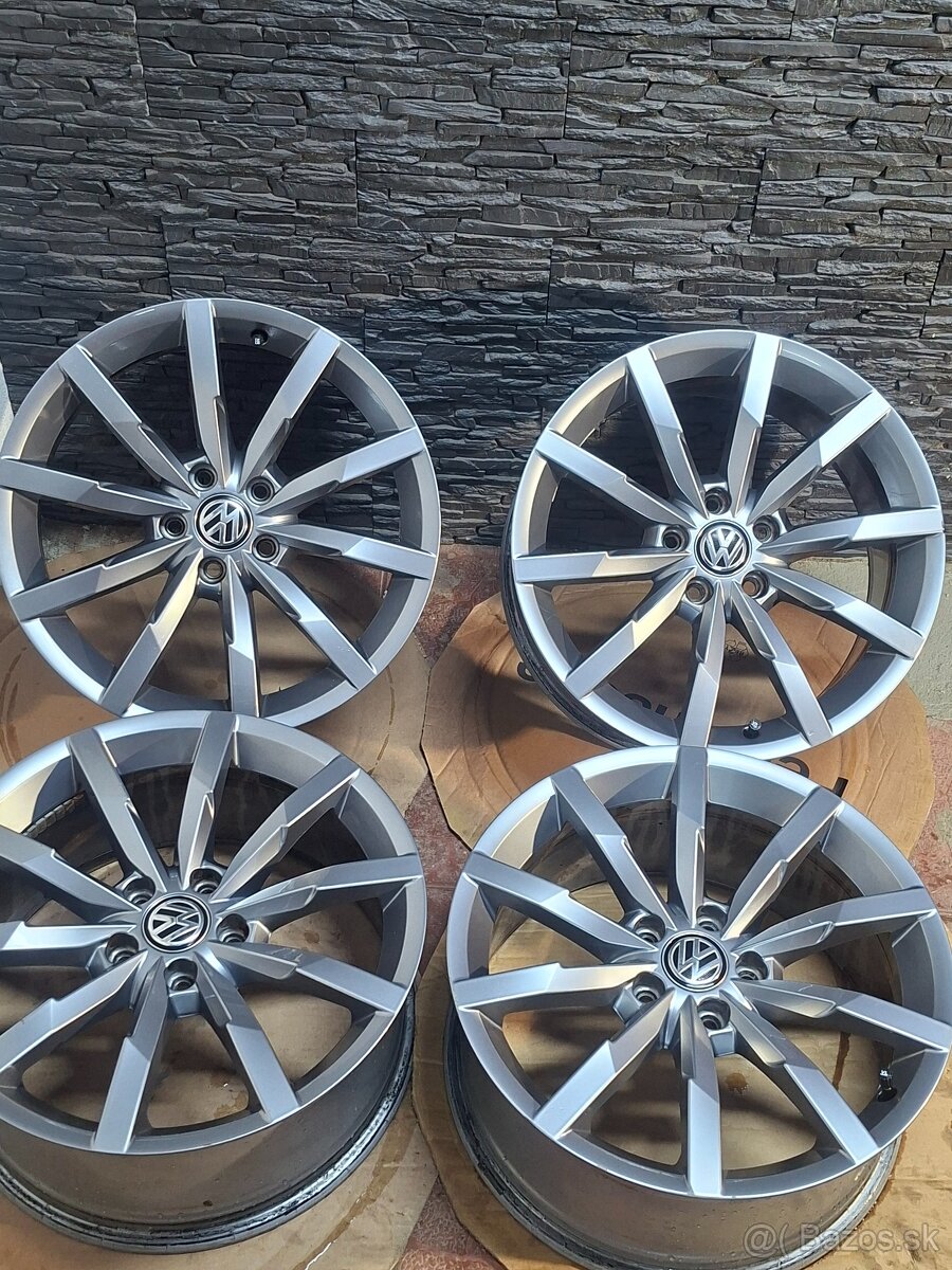 Monterey R18 VolkswagenB8 8.5 R line top stav - 5