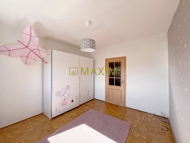 Ponúkame na predaj čiastočne zariadený klimatizovaný 4-izbov - 5