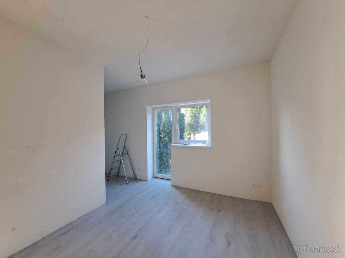 Predáme novostavbu 3 izb byt s terasou, parkovaním a pozemko - 5