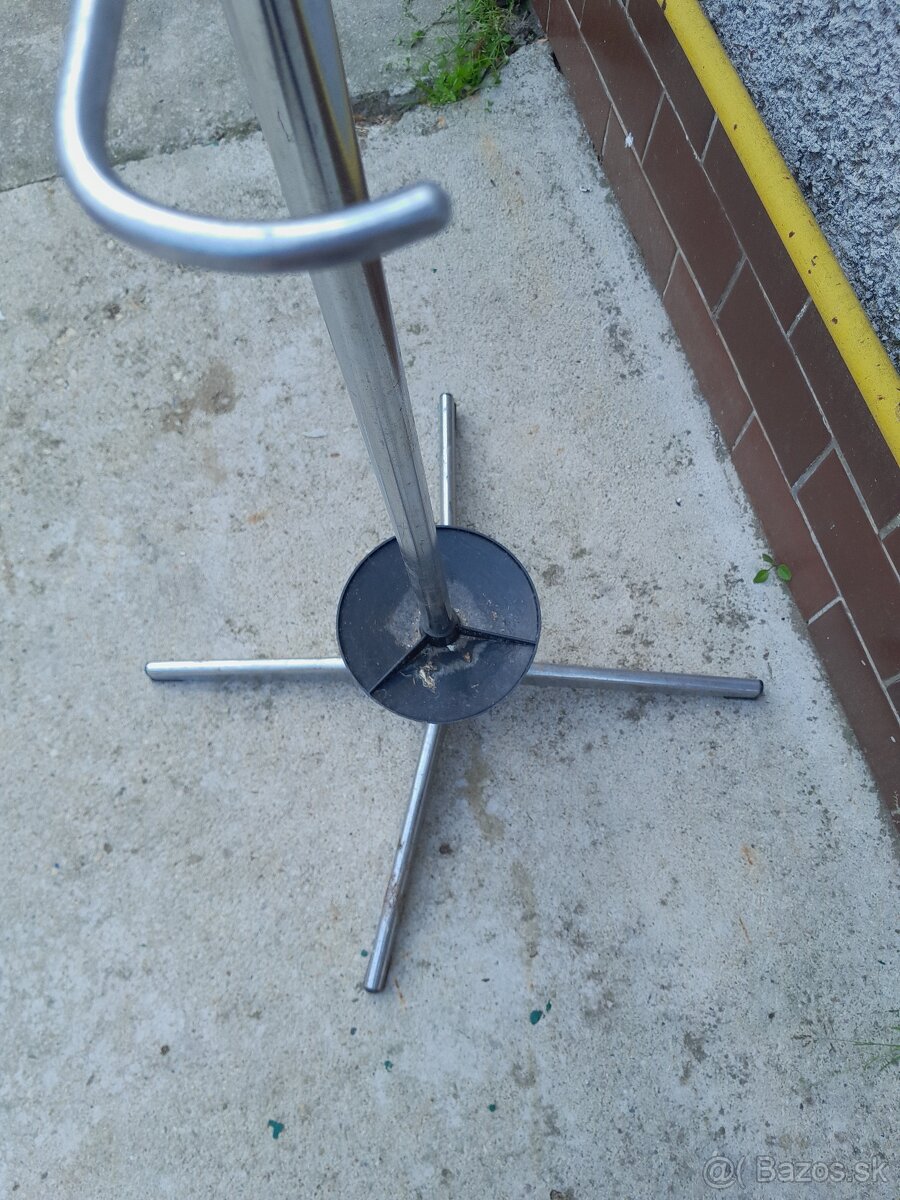 Predám kovový vešiak - 5