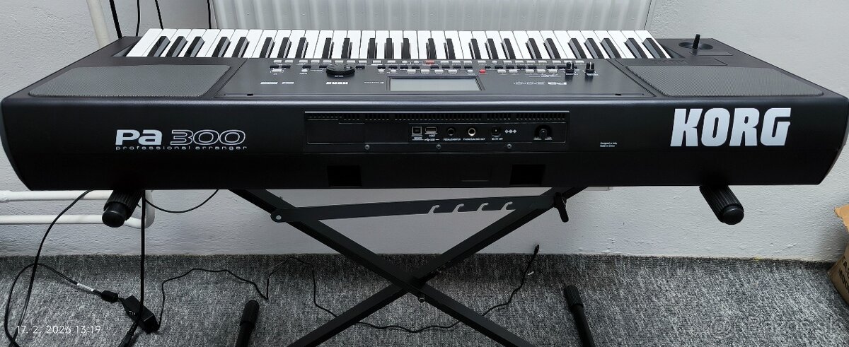KORG PA300 - 5