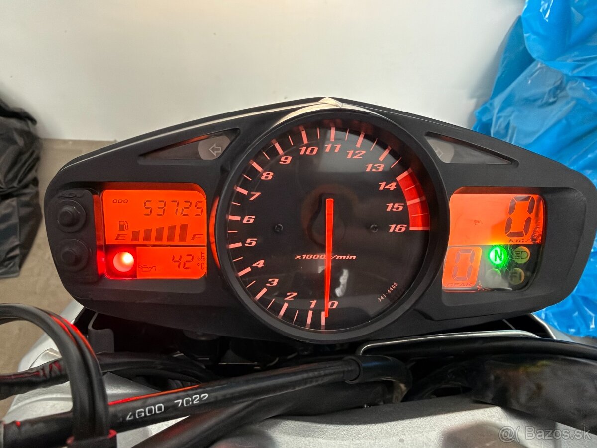 Suzuki GSR 600 - 5