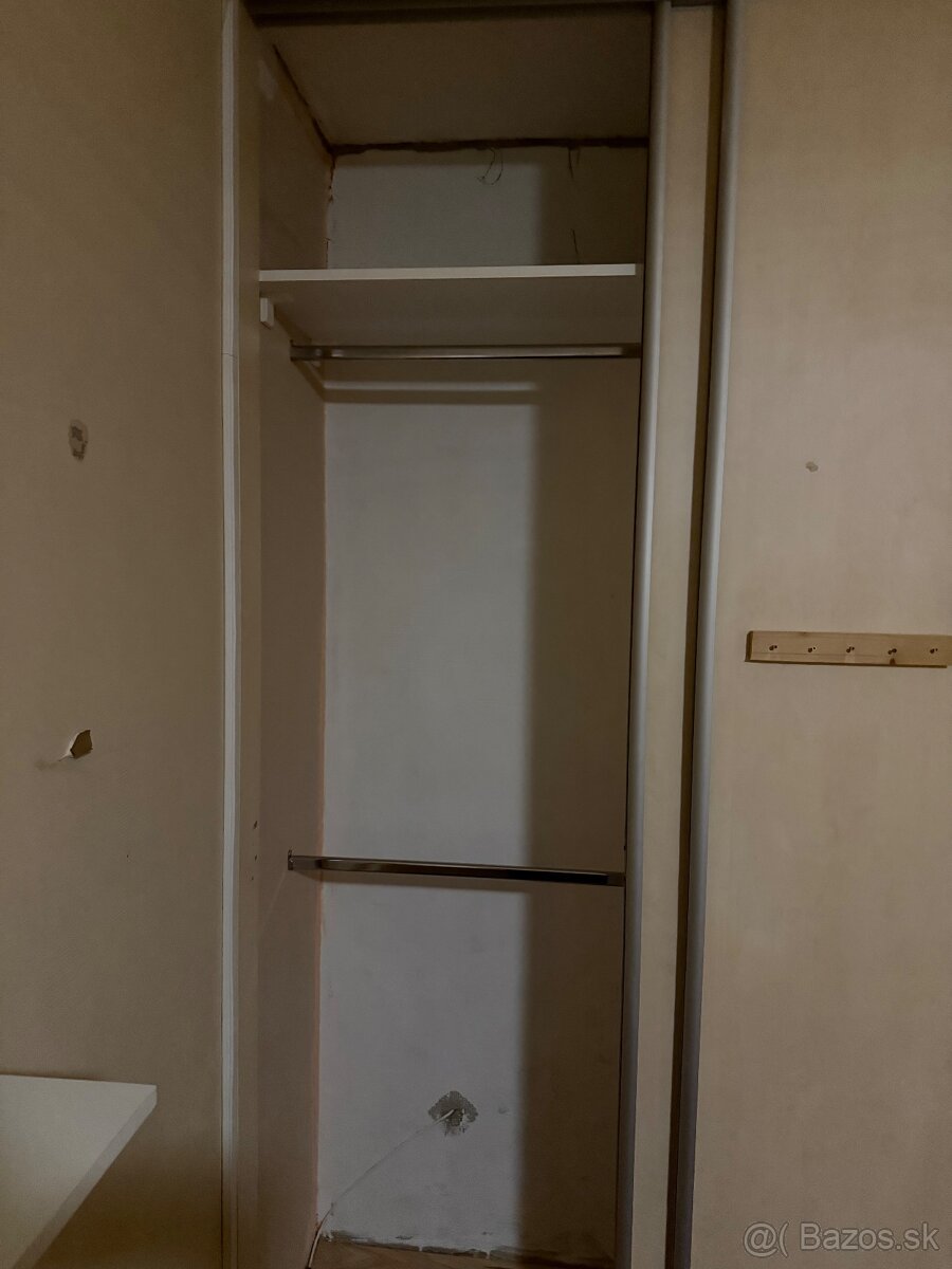 Predám vstavanú skriňu s posuvnými dverami – 340 × 62 × 260 - 5