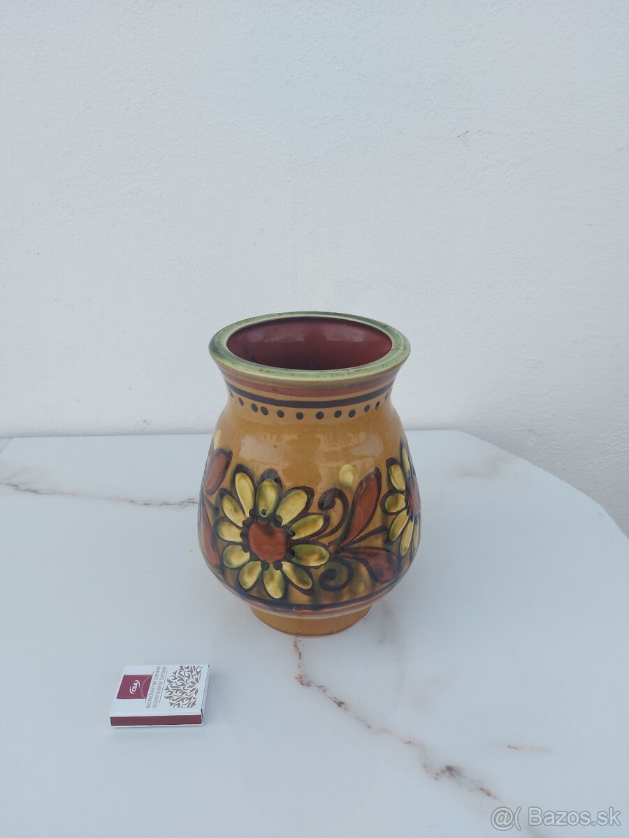 Slko a keramika z vitríny - 5