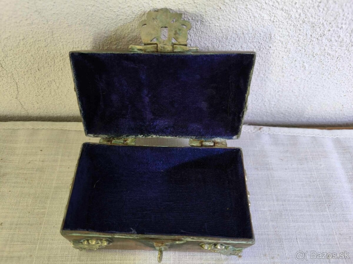 Stará krásne zdobená šperkovnica - 5