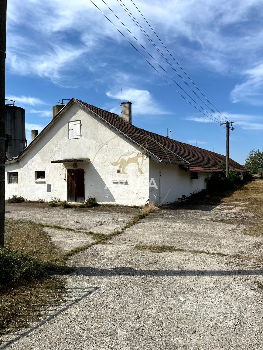 NA PREDAJ: Murované hospodárske budovy v areáli družstva – N - 5