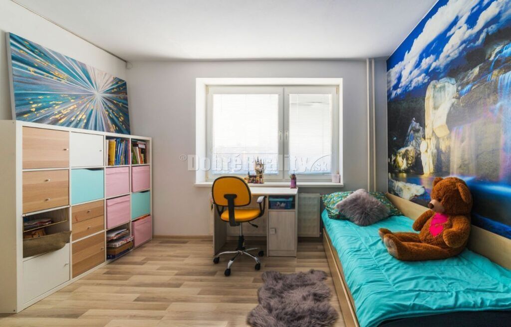 PRENÁJOM: NÁDHERNÝ, VEĽKÝ 3 IZBOVÝ BYT S 2 x LOGGIOU, THK - 5