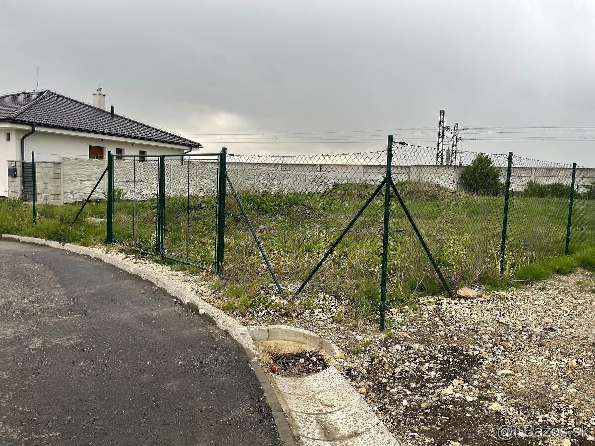 Veľký stavebný pozemok kúsok od NM pre rodinu či developera - 5