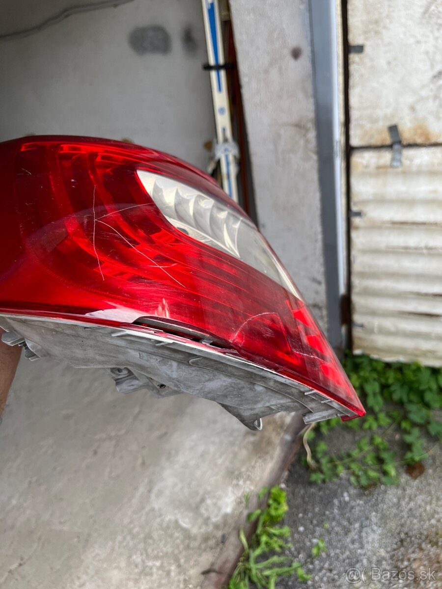 Poškodené ale funkčné ľavé zadné svetlo na Škoda Superb 2 fl - 5