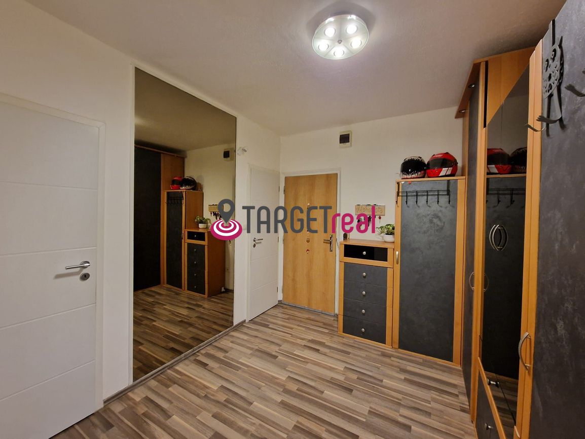 Na predaj veľký kompletne zariadený 3-izbový byt v centre Pi - 5