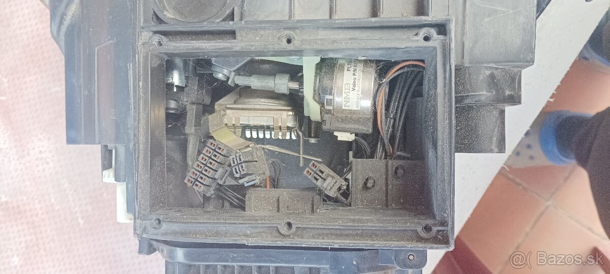 Predávam predný pravý reflektor xenon. - 5