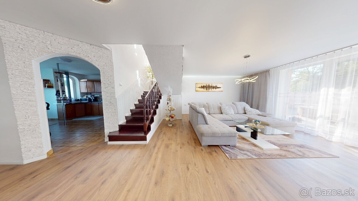 Rodinný dom s bazénom v tichej obci Staré - 5