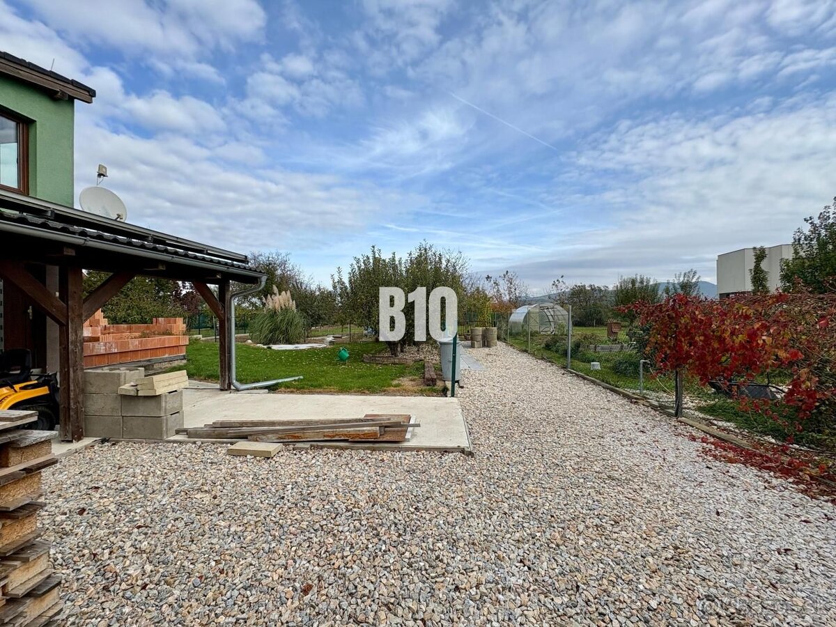 Príjemný menší RD - priestranný pozemok - výhľad na Zobor - 5