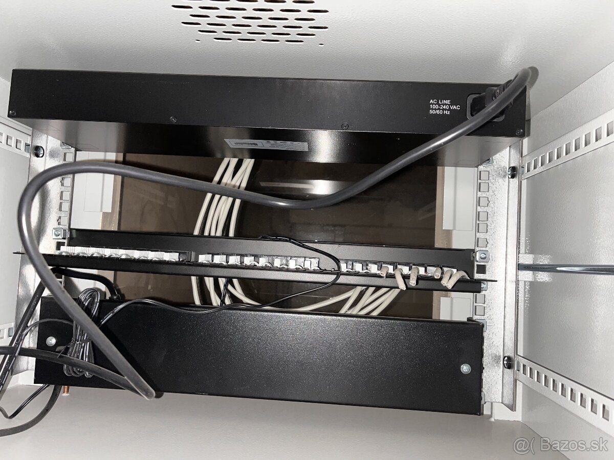 Dátový rozvádzač (Rack) Netrack 19" s výbavou + kľúče - 5