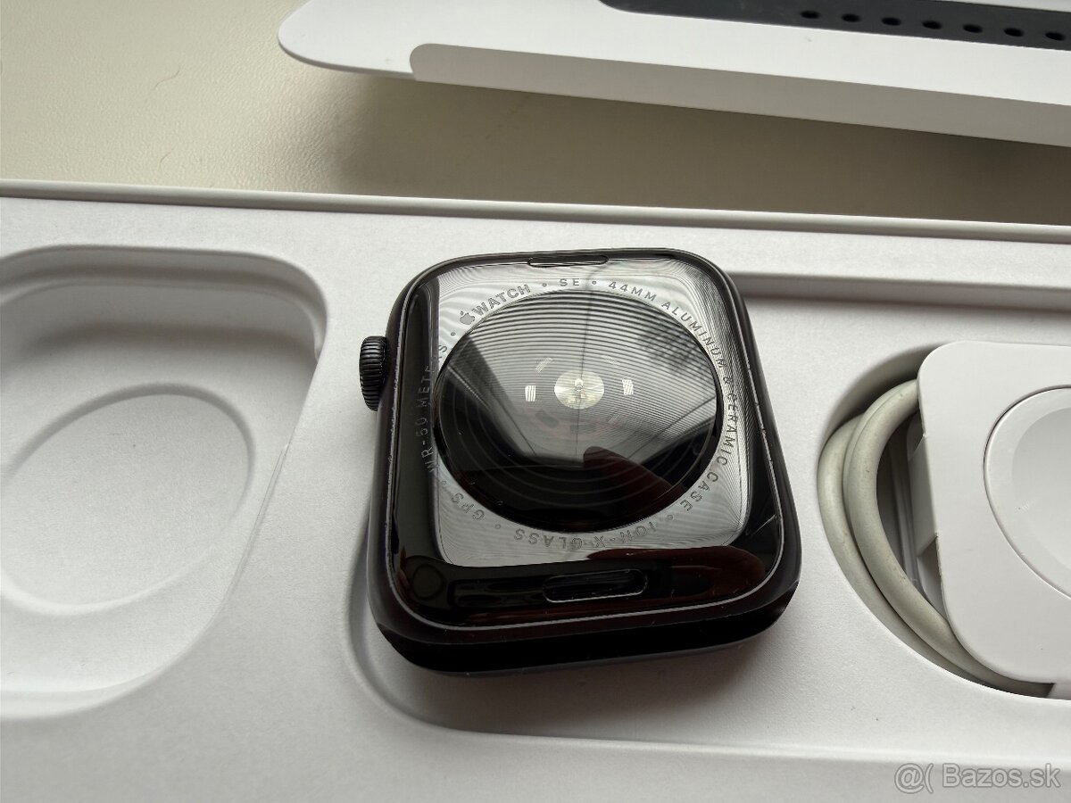 Apple Watch SE 2020 44mm Space Grey Aluminum Case - 5