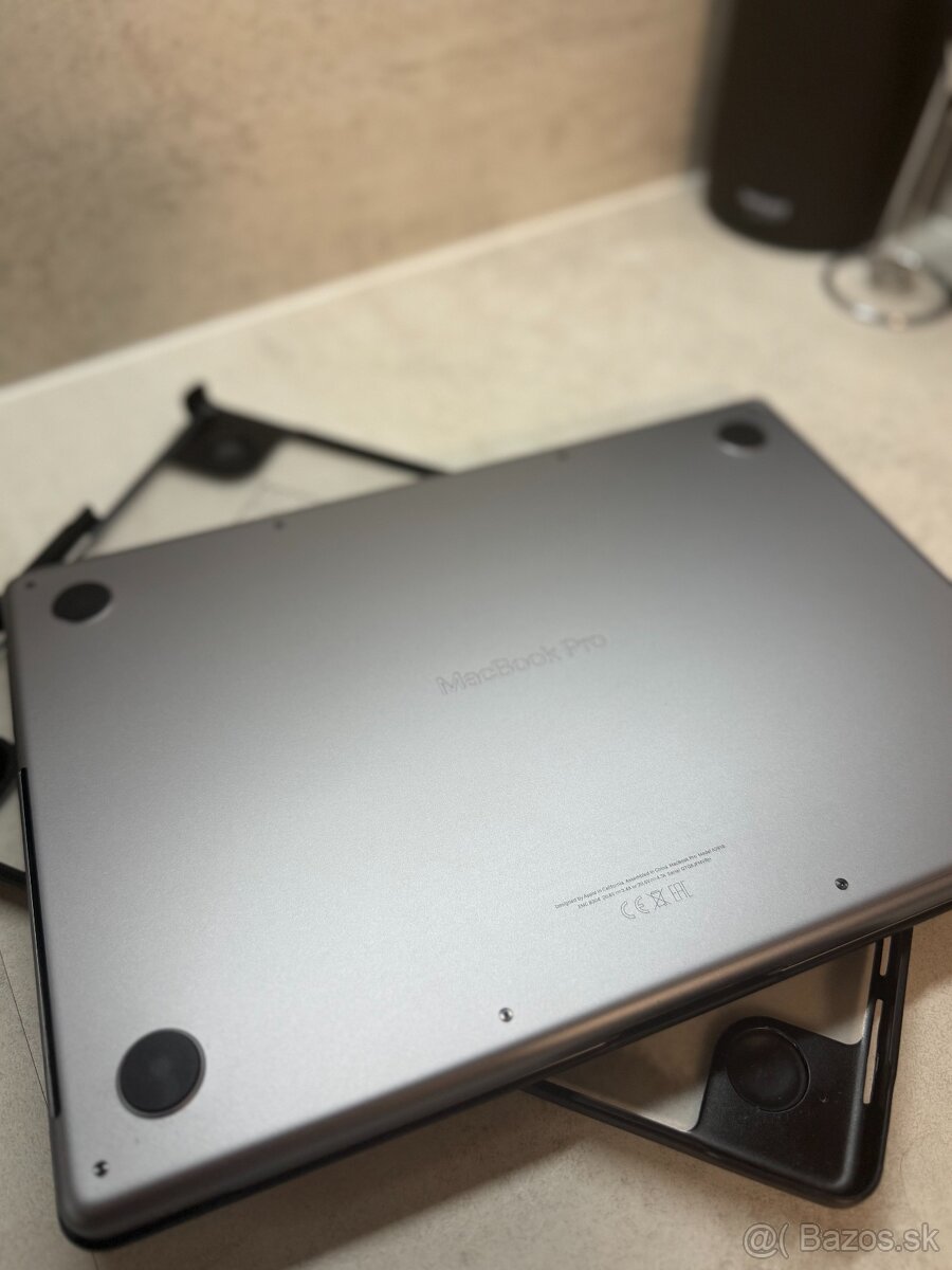 Macbook Pro M3 , 14 palcový - 5