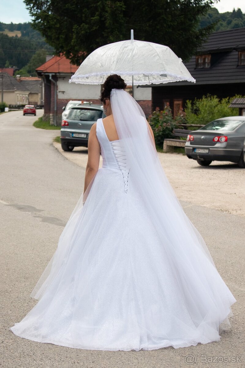 Trblietavé svadobné šaty - 5