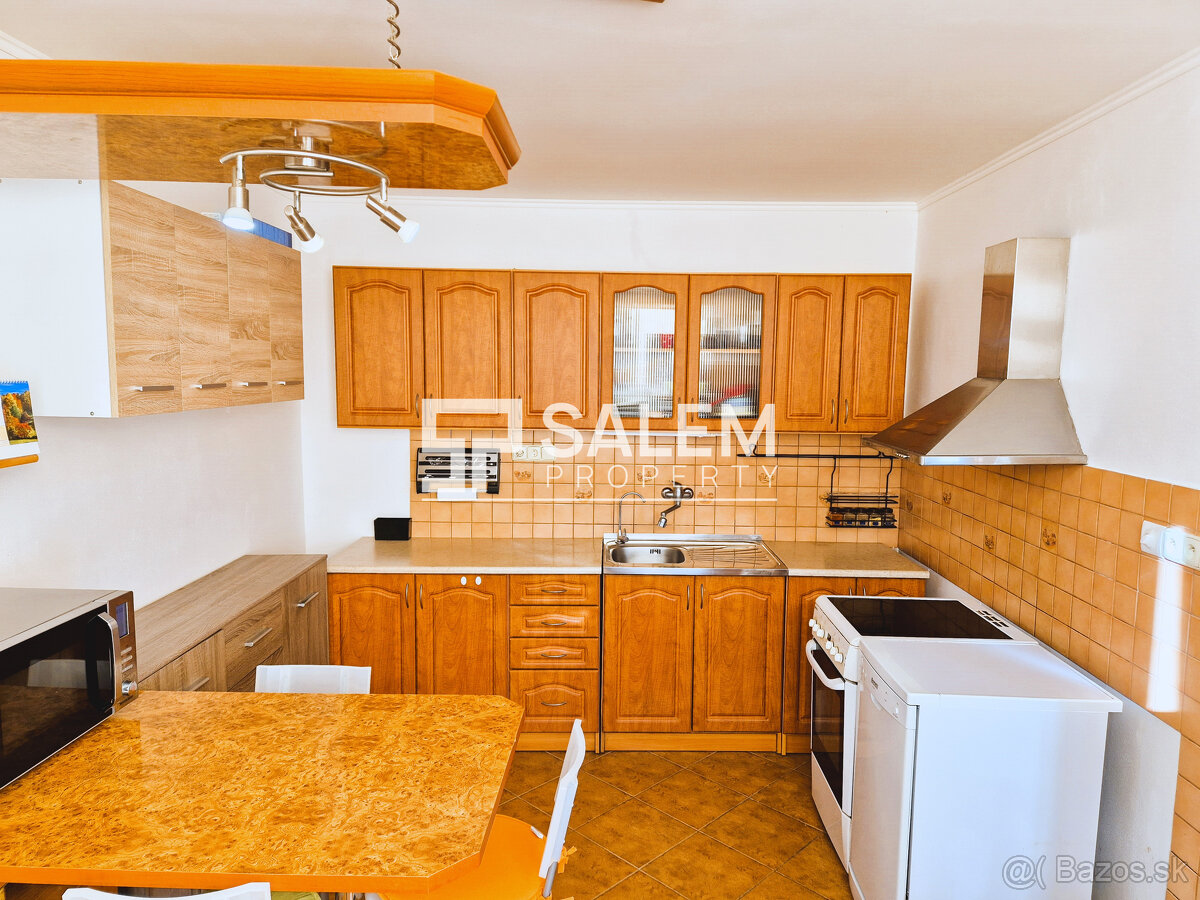 Dvojpodlažný rodinný dom s garážou a výhľadom na Podlavice - 5