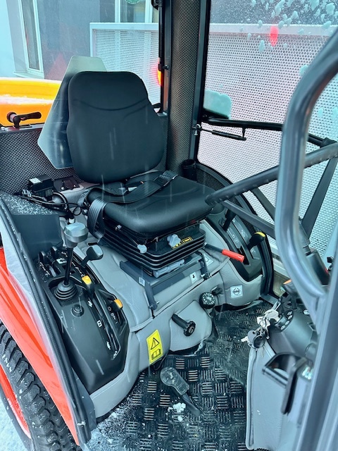 Zánovný traktor Kubota BX231-zimný set 4WD - 5