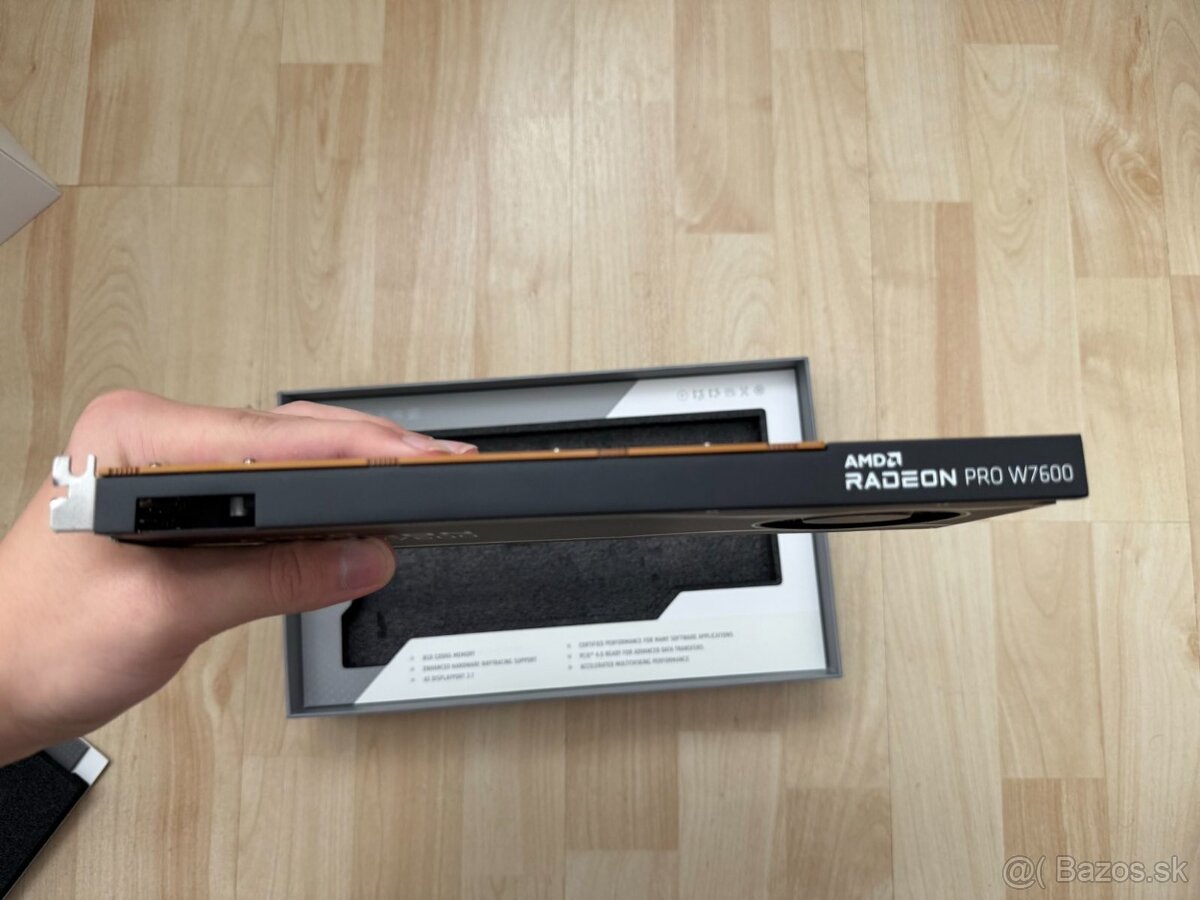 AMD Radeon PRO W7600 8 GB - 5