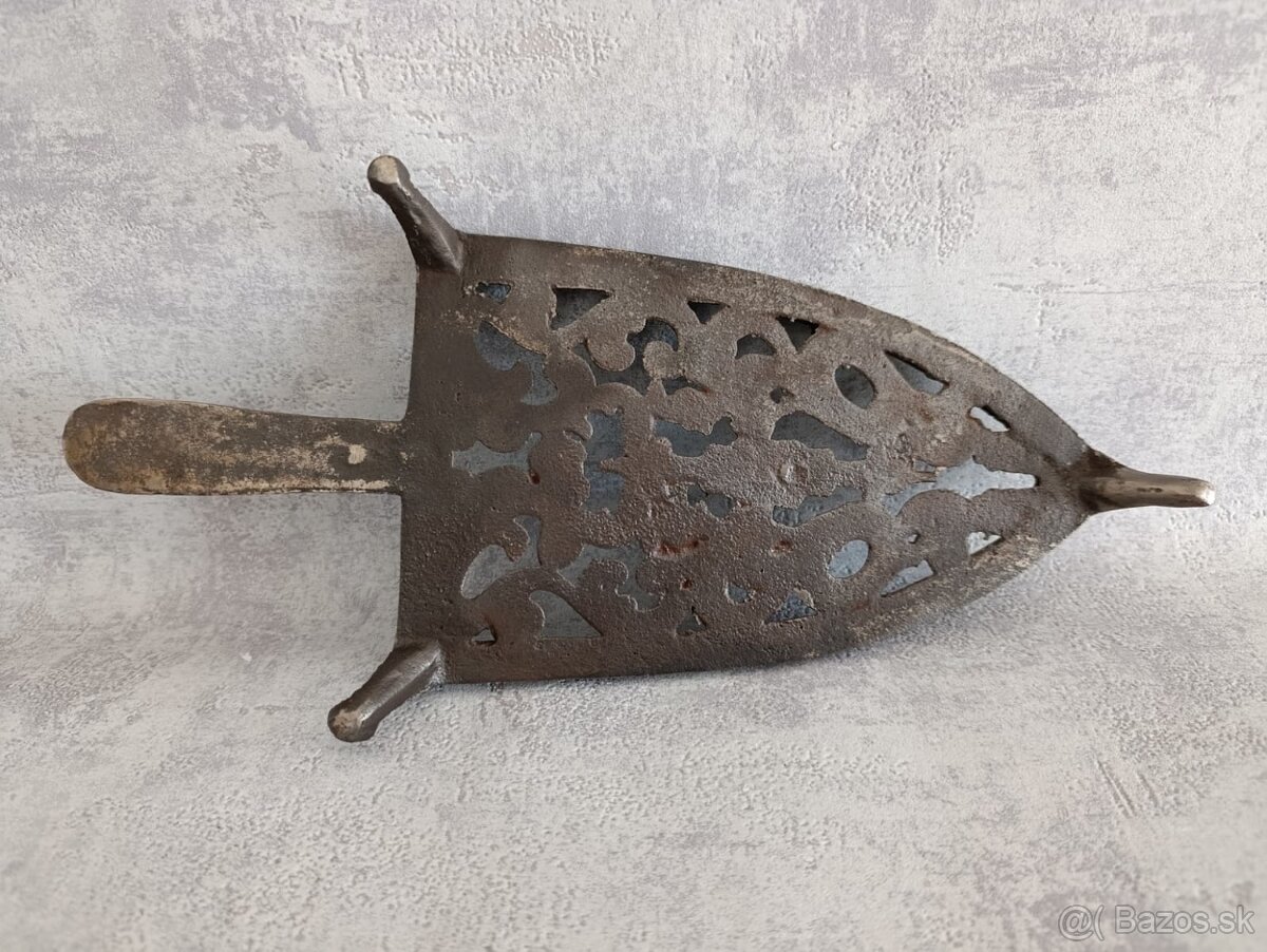 Velmi stará velká podložka pod starou žehličku. - 5