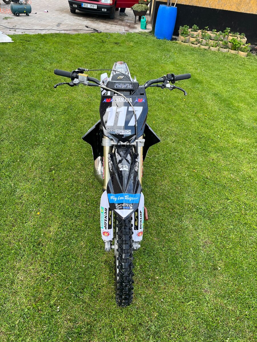 Yamaha YZ250 – výfuk FMF, nové polepy a plasty