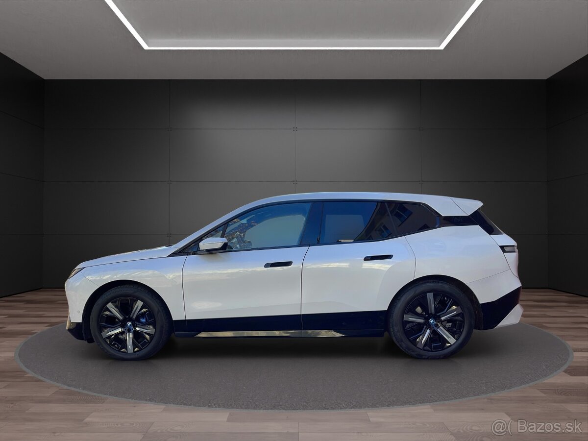 BMW iX 50 xDrive, Sport, Skylounge, DPH, SOH 96.3% - 5