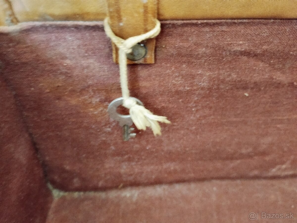 Starožitný kufor s kľúčikom - 5