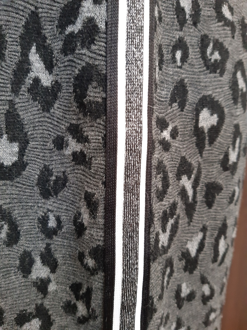 Šaty modné s pasikom bielo-strieborným po bokoch. - 5