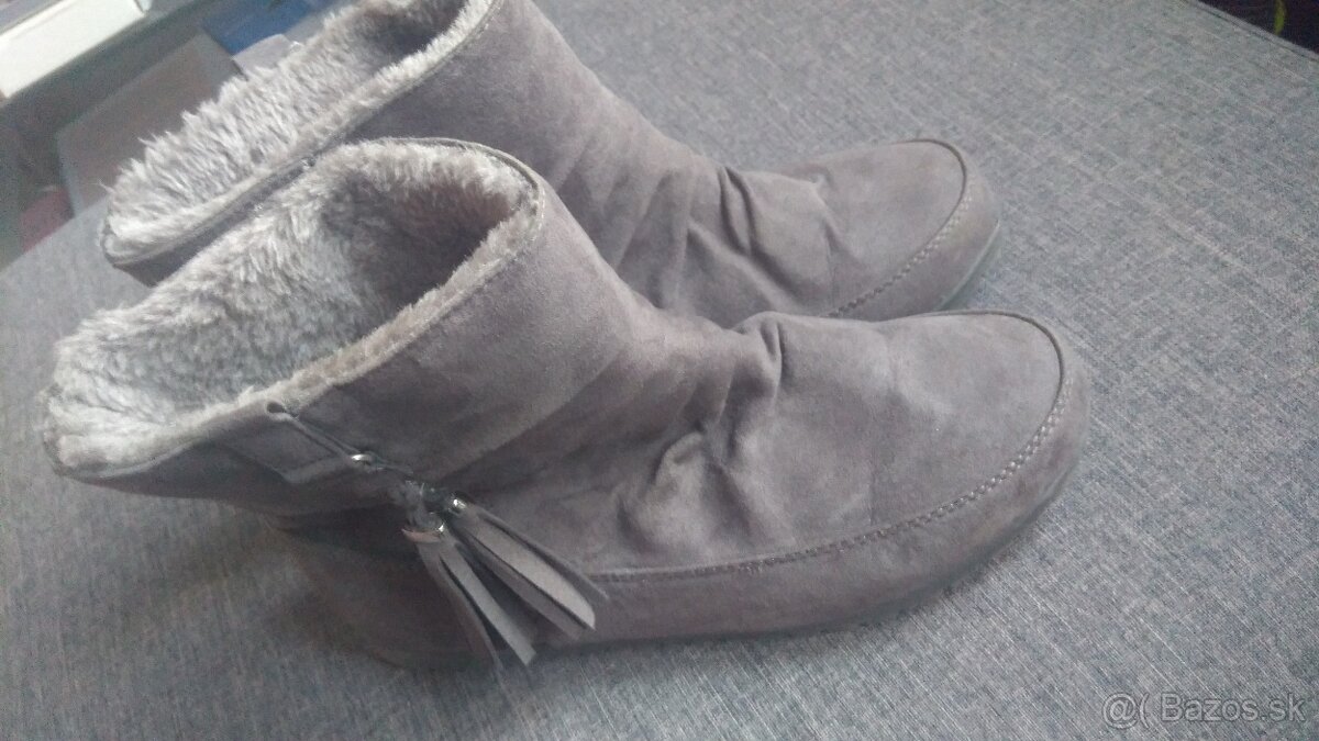 Pulóvre blúzky saty a bundy - 5