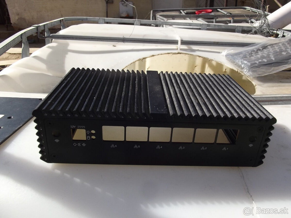 Malá skrinka na minipc - 5