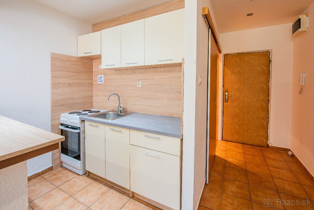 REZERVOVANÉ - Garsonka s balkónom na sídlisku Banisko - 5